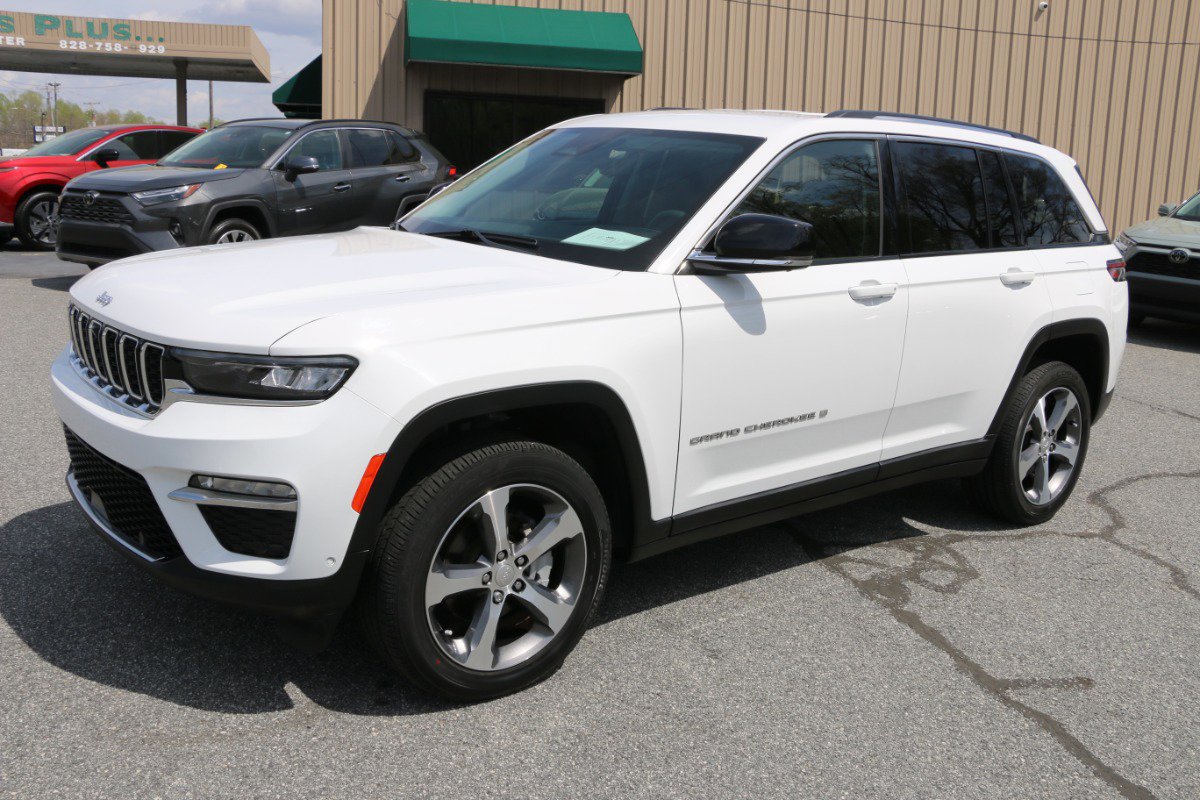 Used 2023 Jeep Grand Cherokee Limited w/ Luxury Tech Group II AWD/4WD image 1