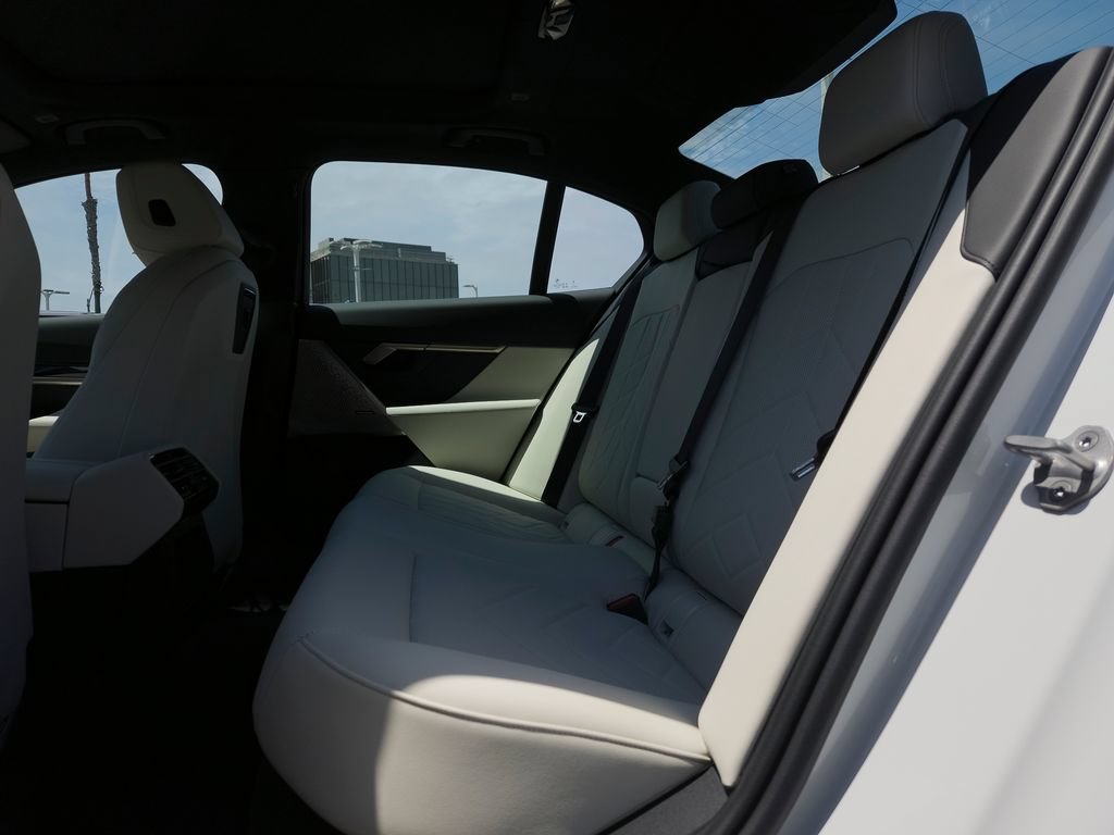 New 2027 BMW i5 eDrive40 w/ M Sport Package RWD image 8