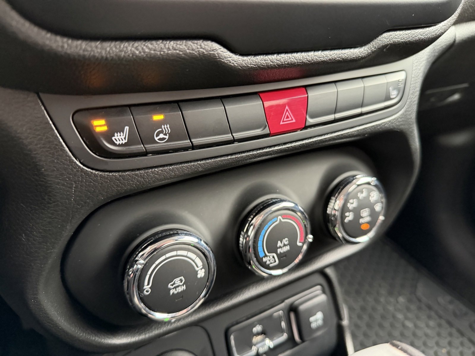 Used 2017 Jeep Renegade Latitude w/ Cold Weather Group image 29