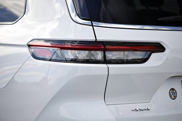 Used 2023 Jeep Grand Cherokee L Laredo image 9