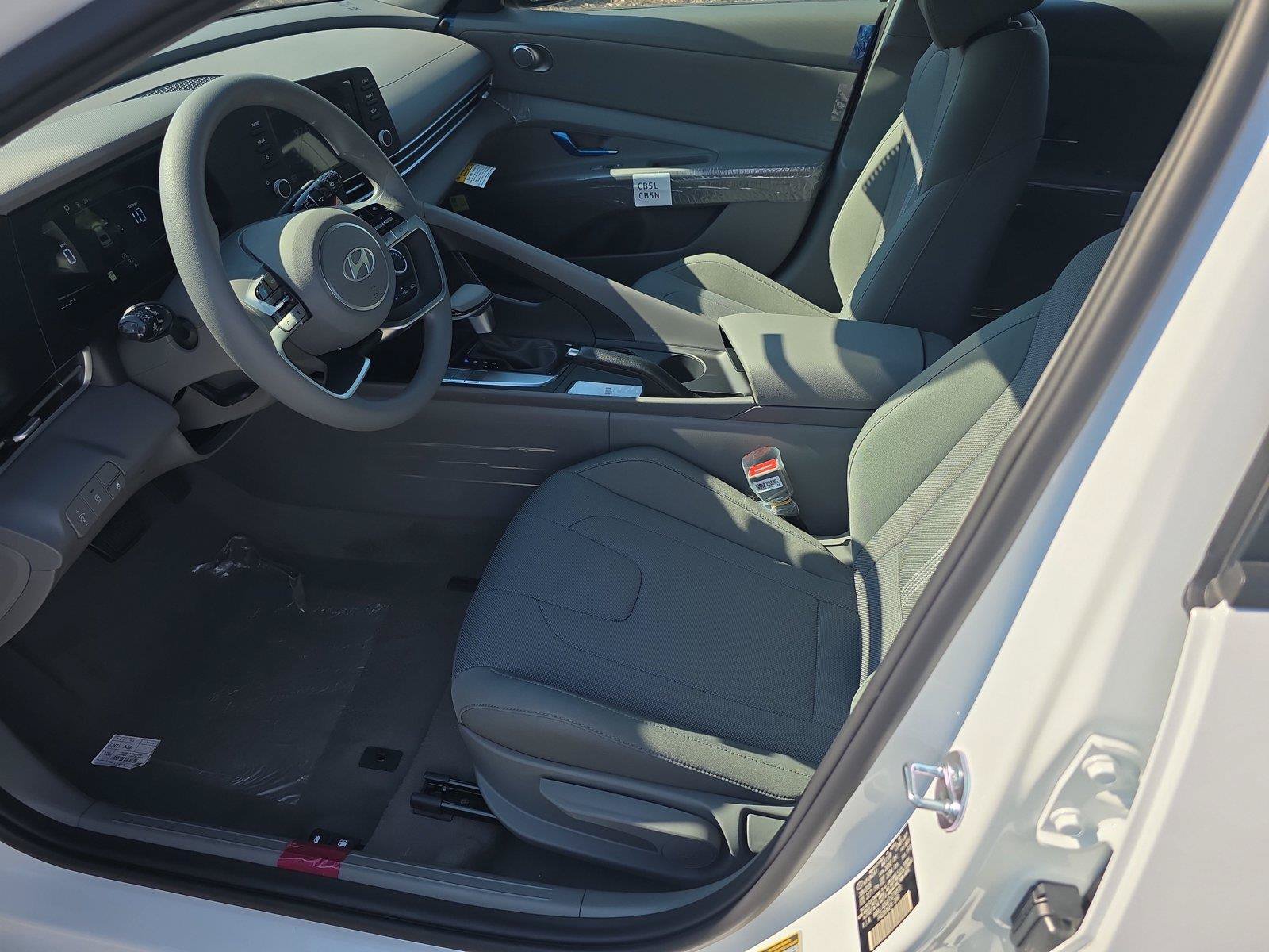 New 2026 Hyundai Elantra SE FWD image 3