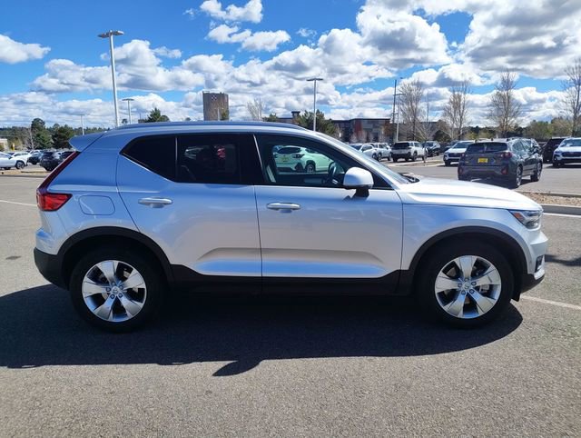 Used 2019 Volvo XC40 T5 Momentum image 2