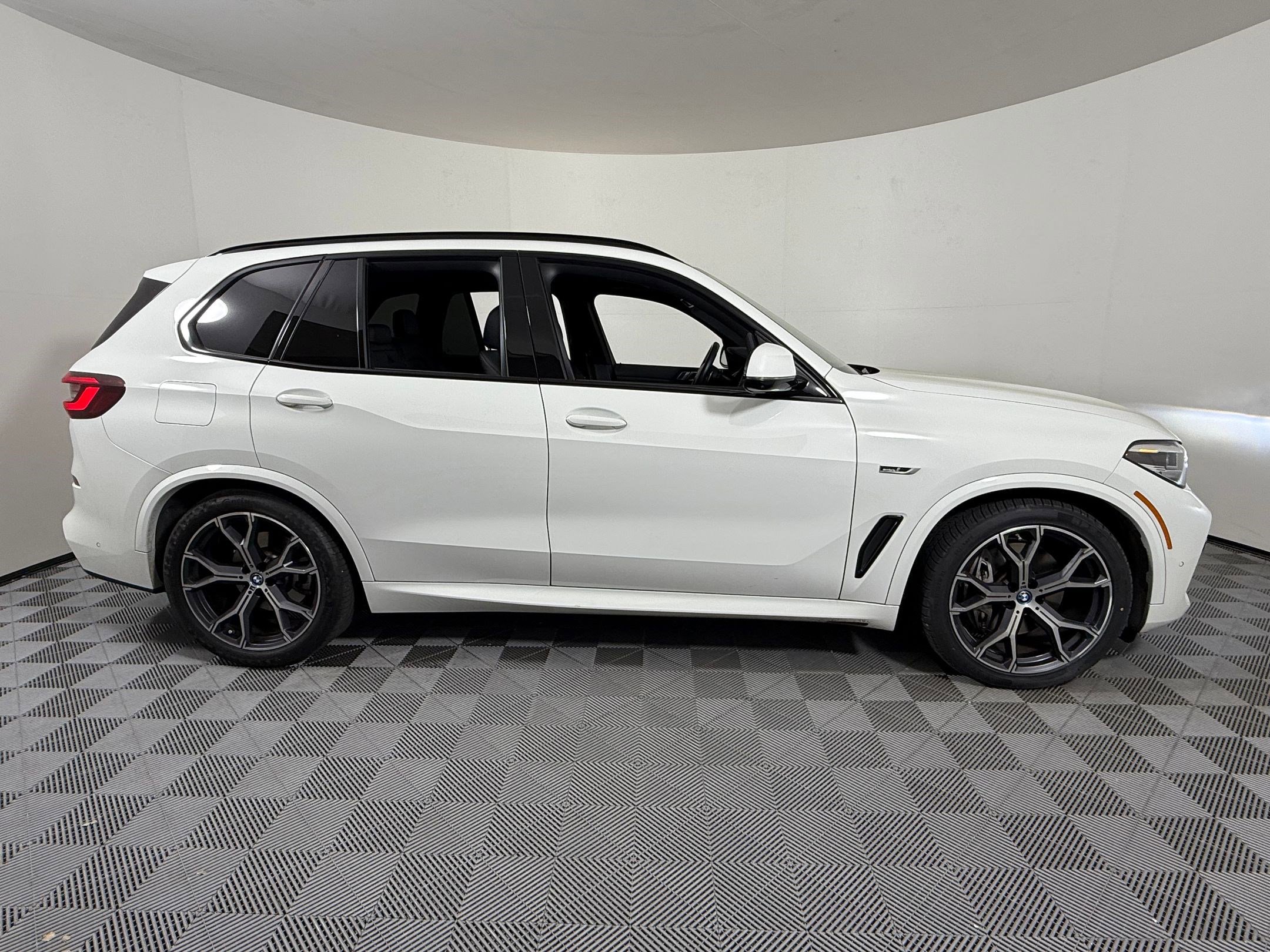 Used 2022 BMW X5 xDrive45e w/ M Sport Package image 8