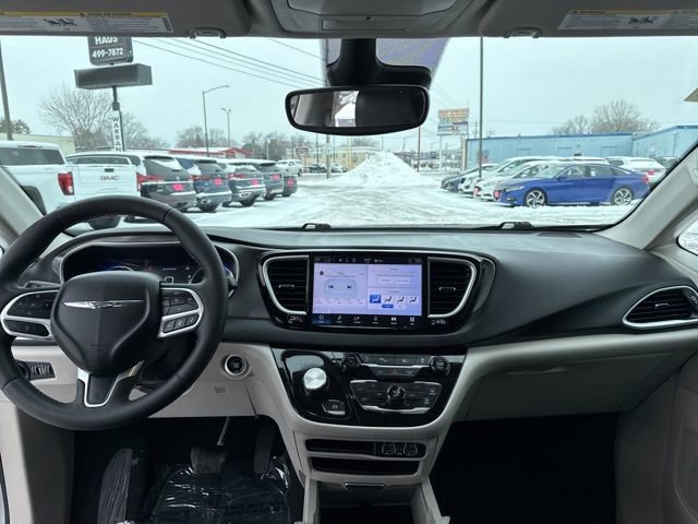 Used 2024 Chrysler Pacifica Touring-L image 13