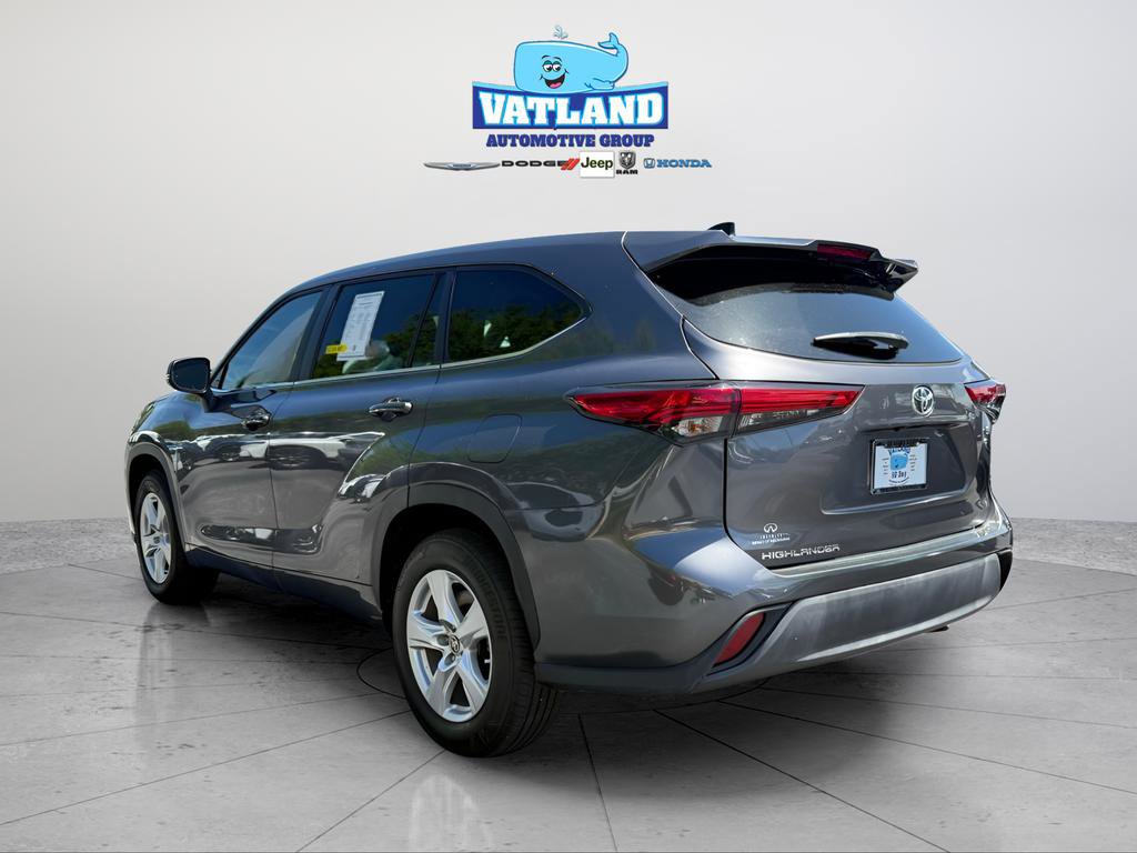 Used 2023 Toyota Highlander LE image 3