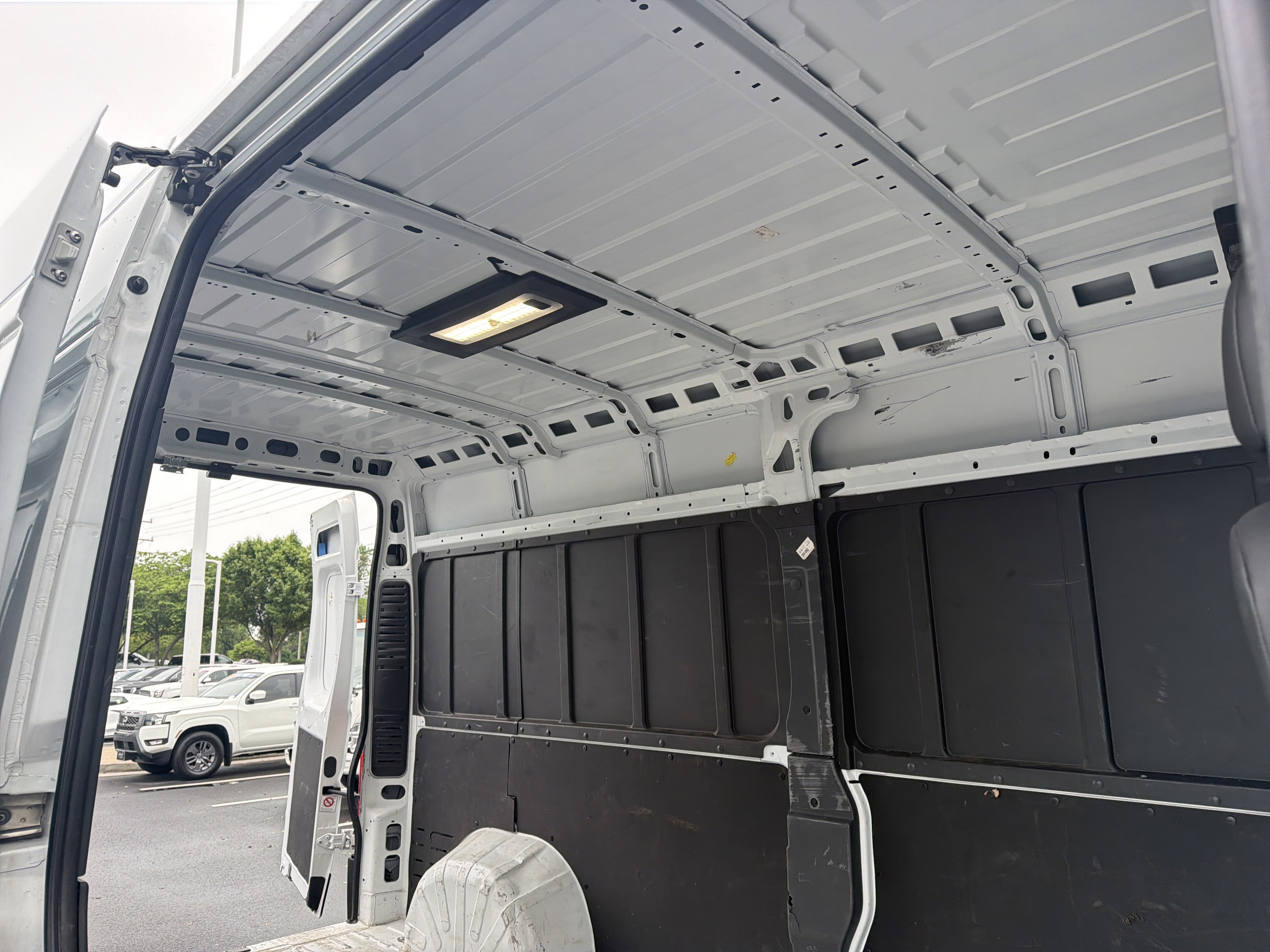 Used 2025 RAM ProMaster 2500 w/ Convenience Group FWD image 27