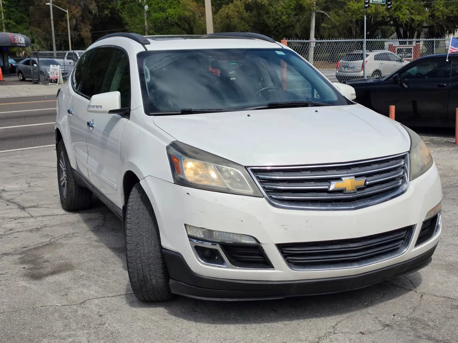 Used 2015 Chevrolet Traverse LT image 2