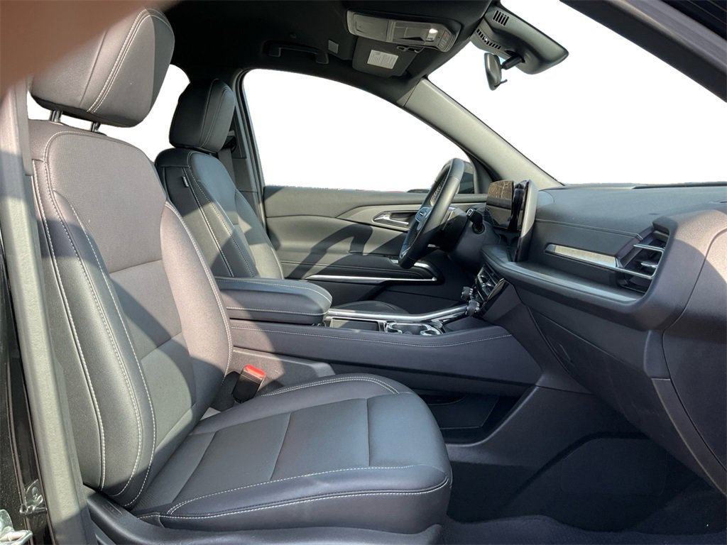 Used 2025 Chevrolet Traverse LT image 24