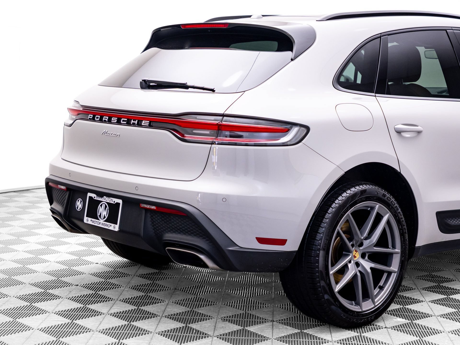 Used 2023 Porsche Macan AWD/4WD image 31
