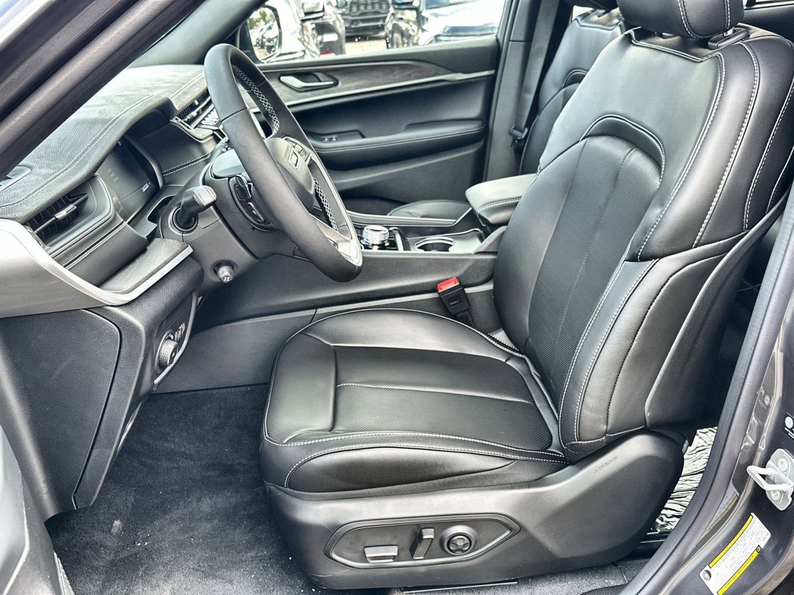 New 2025 Jeep Grand Cherokee Limited w/ Luxury Tech Group II image 13