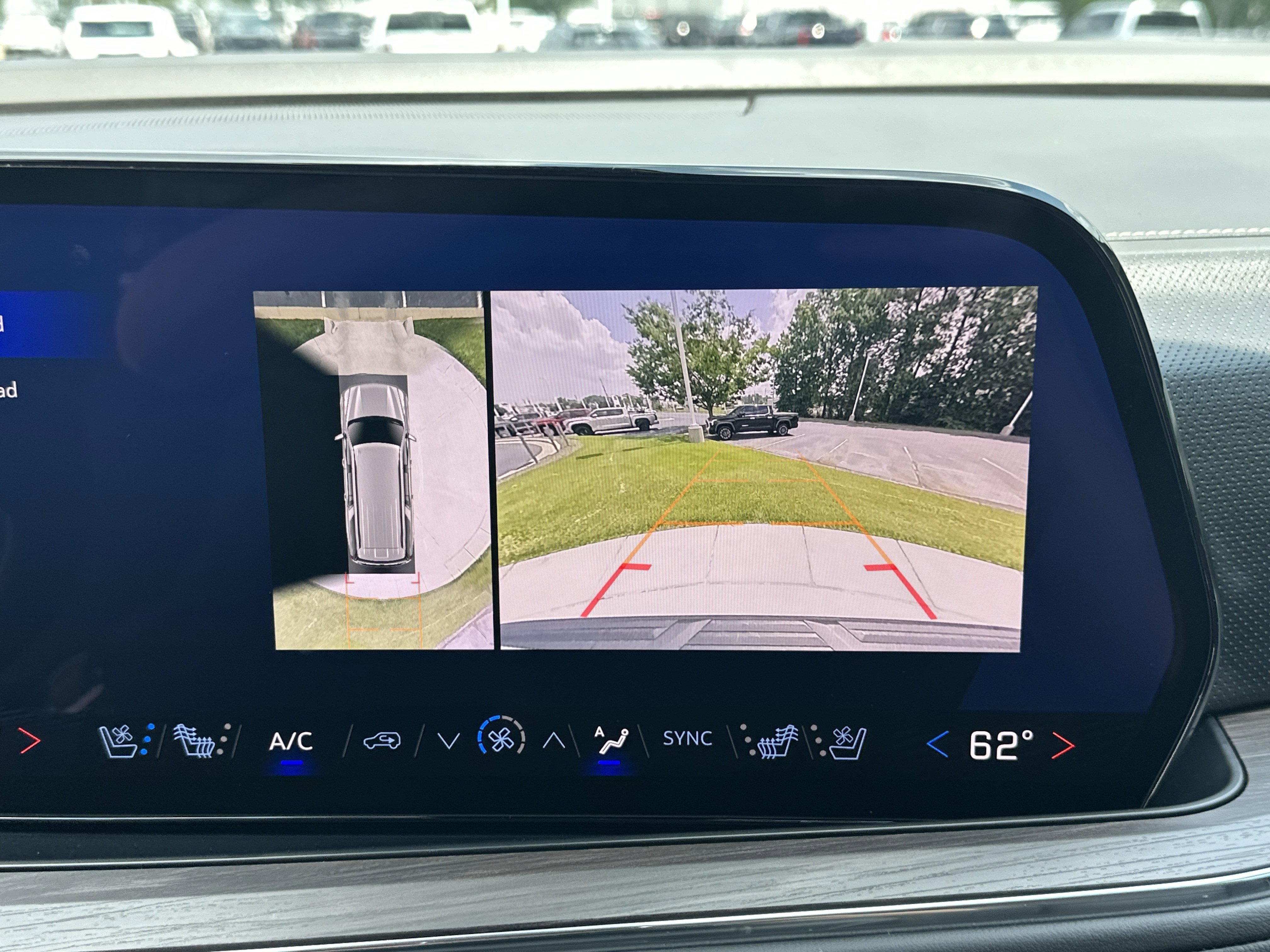 Used 2025 Chevrolet Suburban Premier RWD image 25