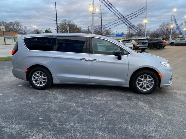 Used 2024 Chrysler Pacifica Touring-L image 7