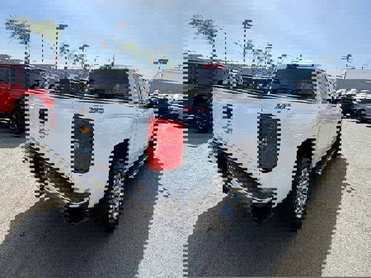 Used 2018 Chevrolet Silverado 1500 LT w/ LT Eassist Package image 9