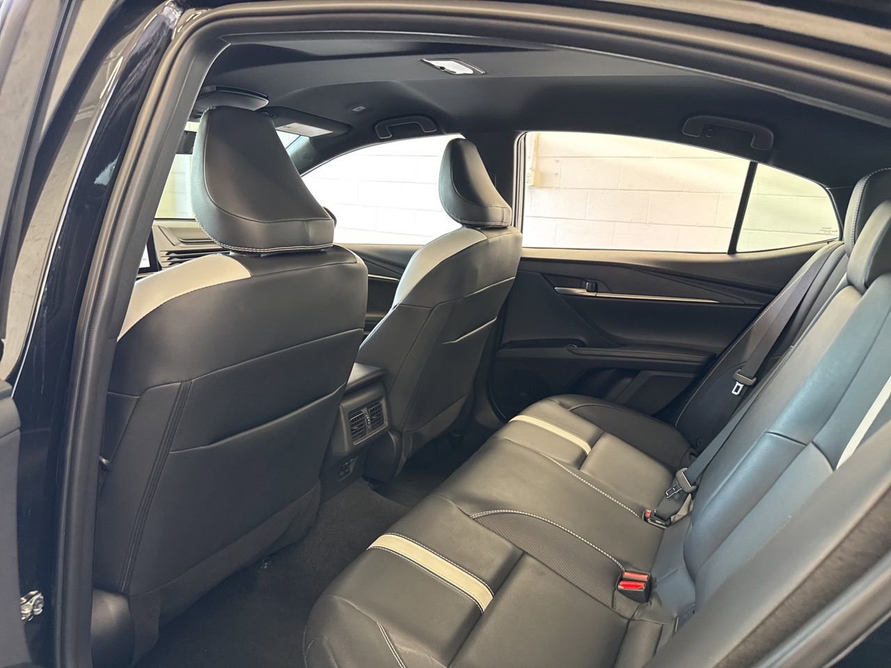 Used 2025 Toyota Camry SE w/ Convenience Package image 39