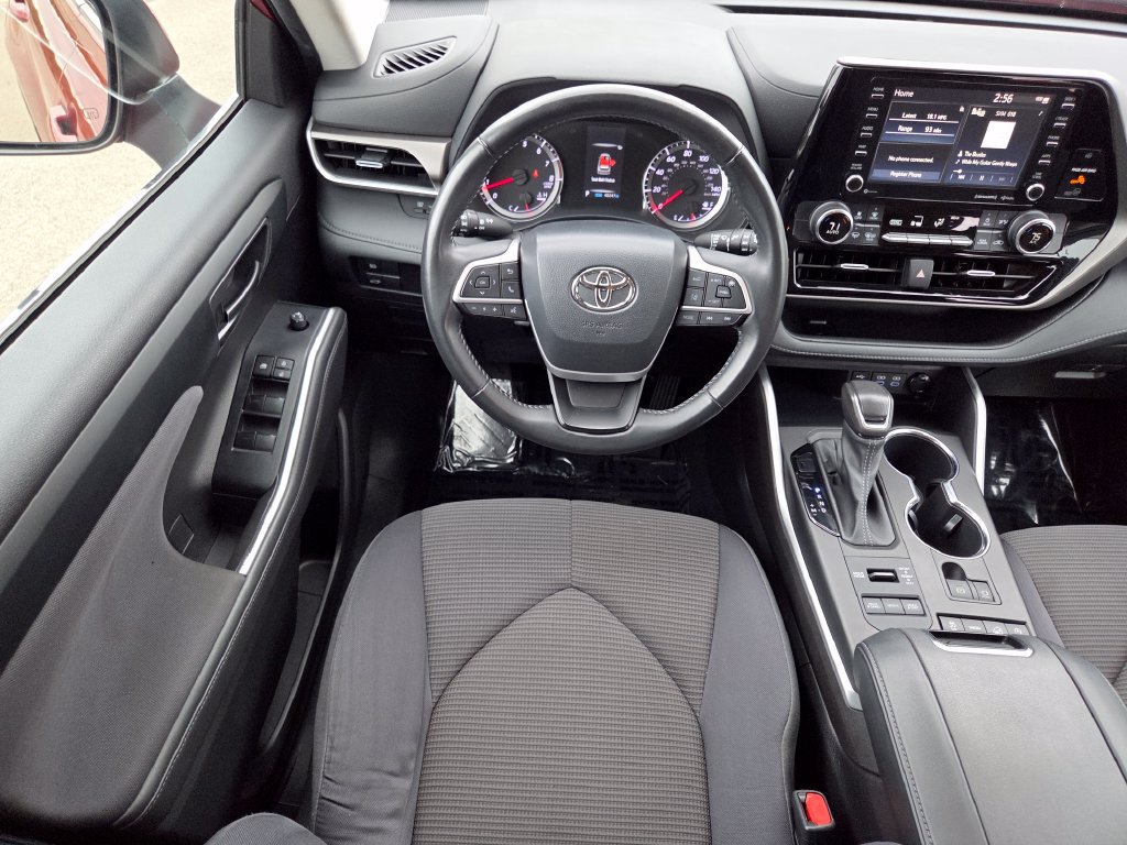 Used 2022 Toyota Highlander LE AWD/4WD image 4