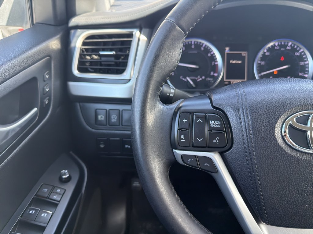 Used 2018 Toyota Highlander Limited AWD/4WD image 30