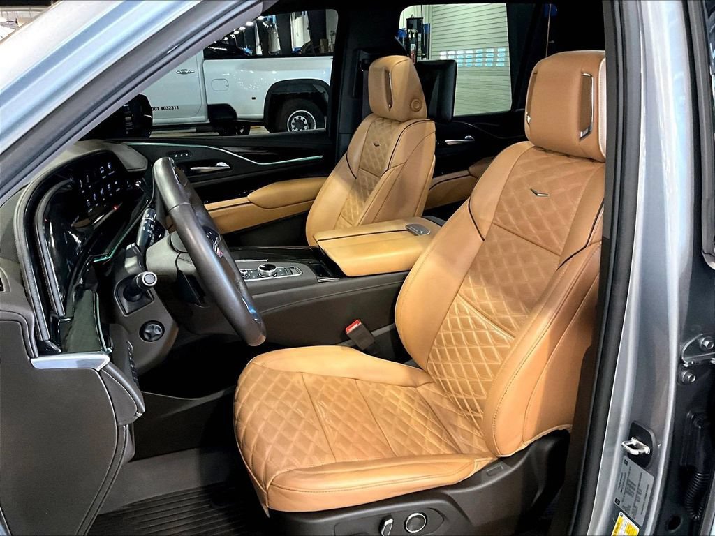 Used 2023 Cadillac Escalade Sport w/ LPO, ONYX Package AWD/4WD image 10