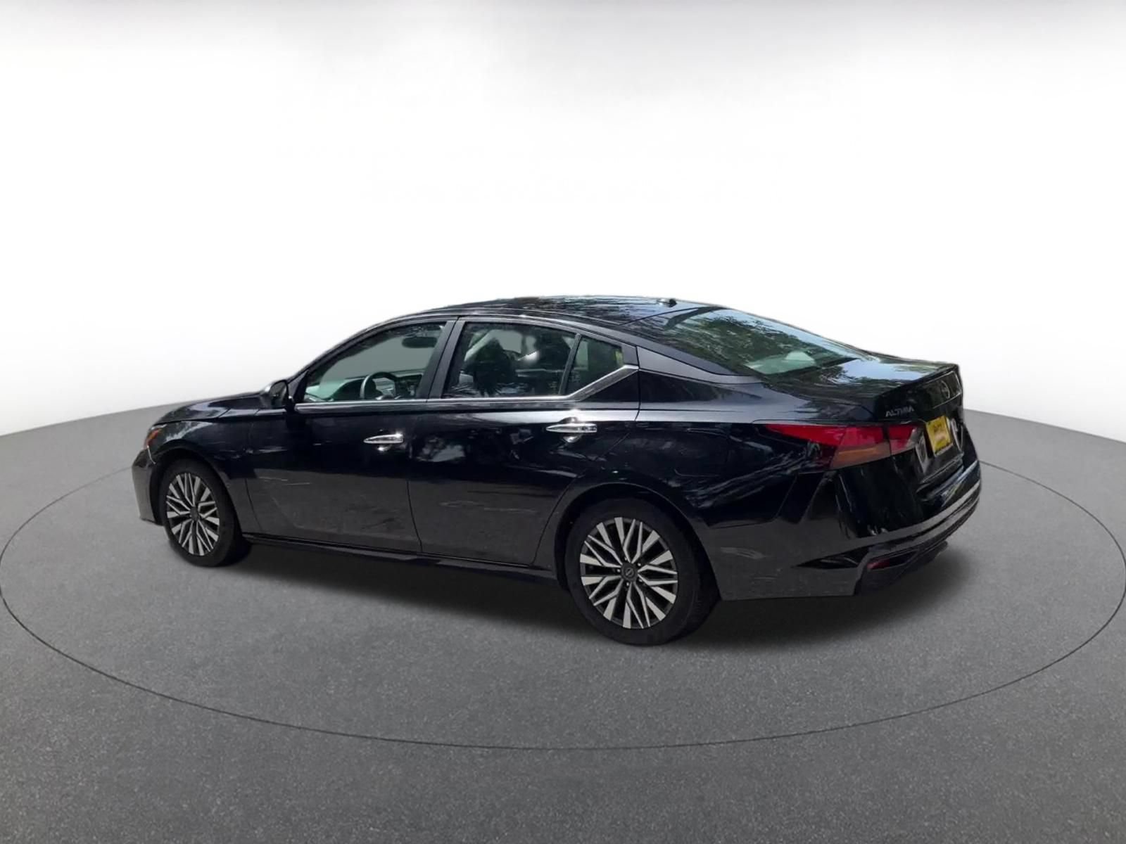 Used 2025 Nissan Altima 2.5 SV FWD image 9