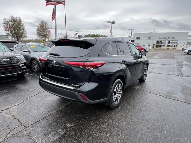 Used 2023 Toyota Highlander XLE AWD/4WD image 5