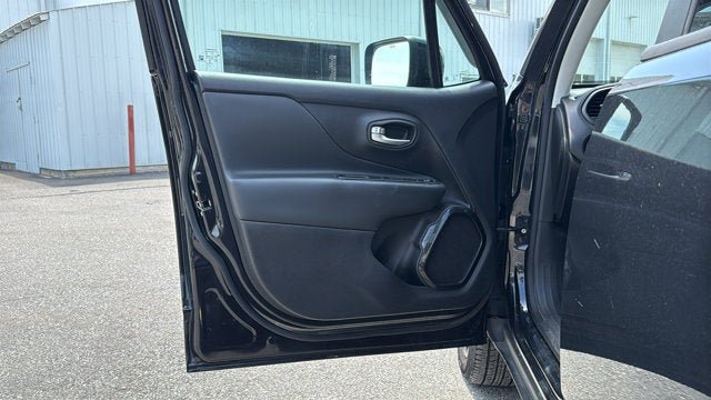 Used 2016 Jeep Renegade Latitude AWD/4WD image 12
