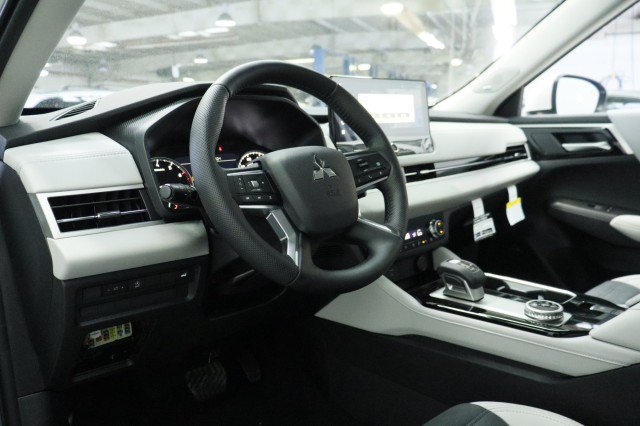 New 2026 Mitsubishi Outlander SE FWD image 5