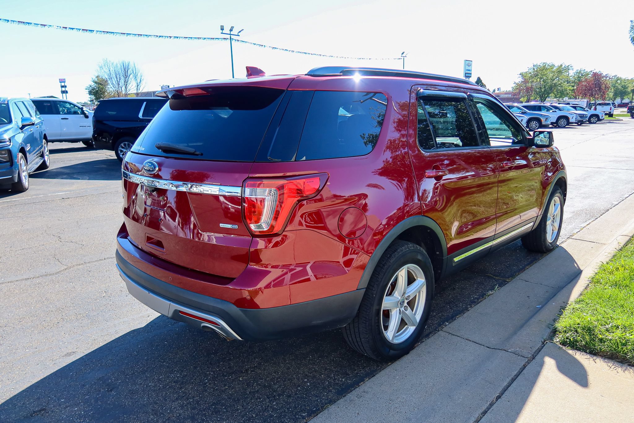 Used 2017 Ford Explorer XLT w/ Equipment Group 202A AWD/4WD image 7