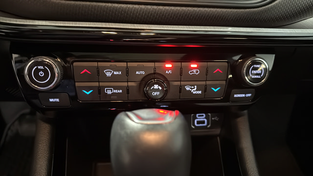 Used 2023 Jeep Compass Trailhawk w/ Sun and Sound Group AWD/4WD image 18