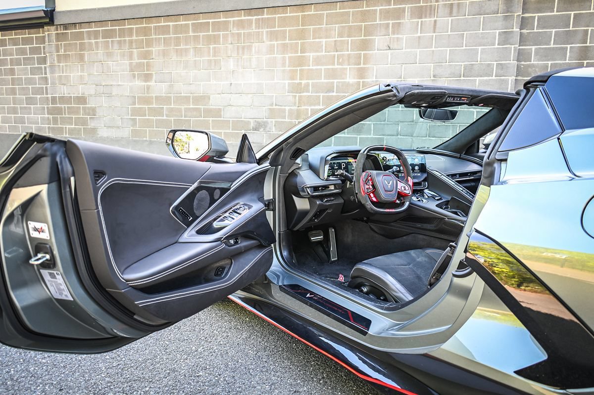 Used 2023 Chevrolet Corvette Stingray Premium Conv w/ Z51 Performance Package RWD image 8