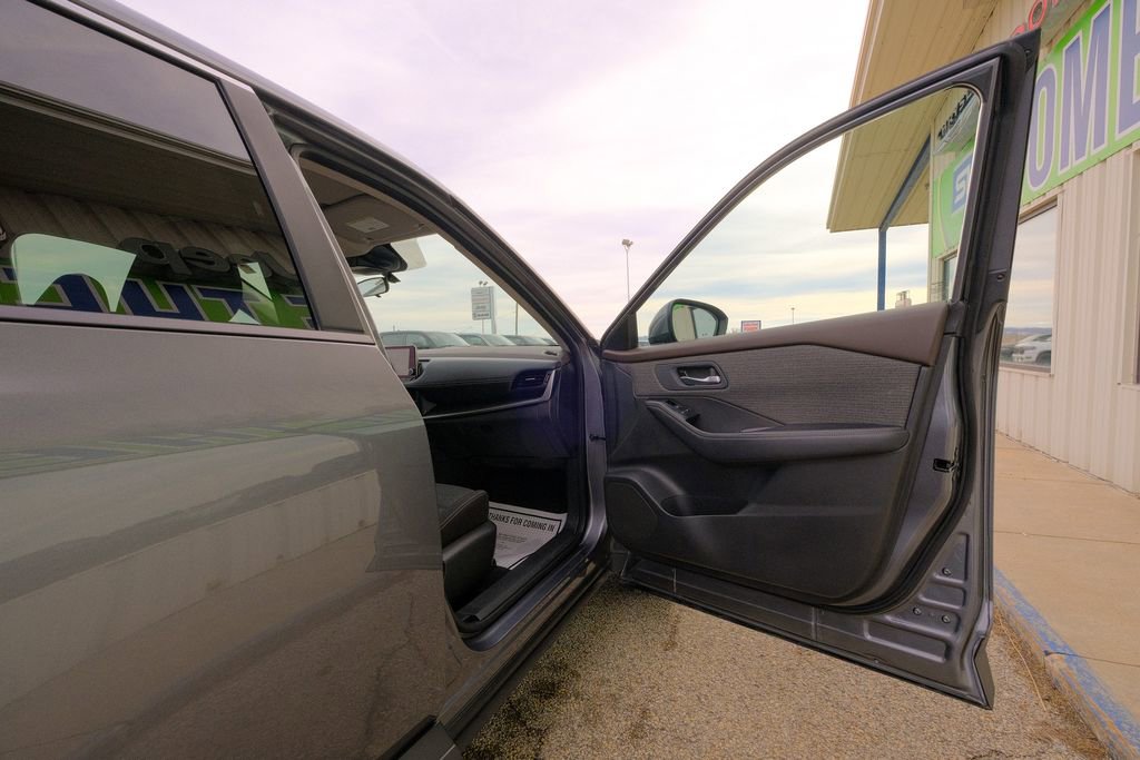 Used 2023 Nissan Rogue SV image 15