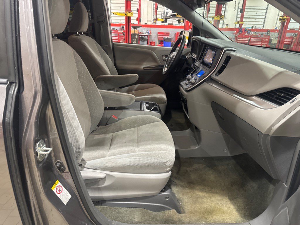 Used 2018 Toyota Sienna LE FWD image 42