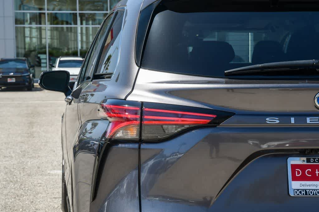 Used 2021 Toyota Sienna Limited FWD image 6