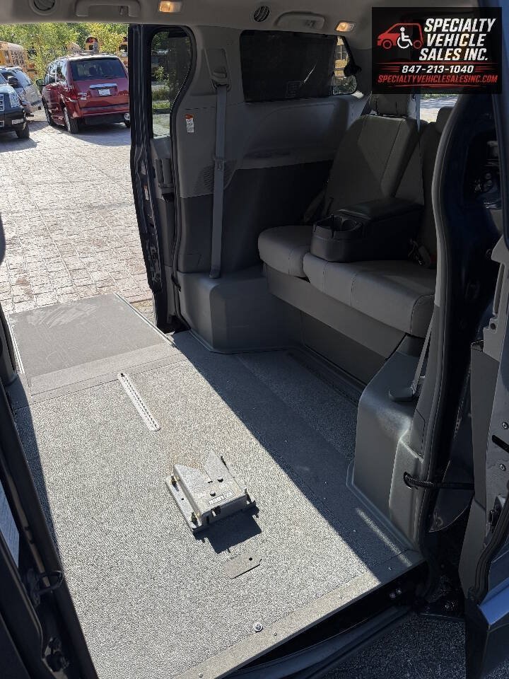 Used 2016 Toyota Sienna XLE FWD image 16