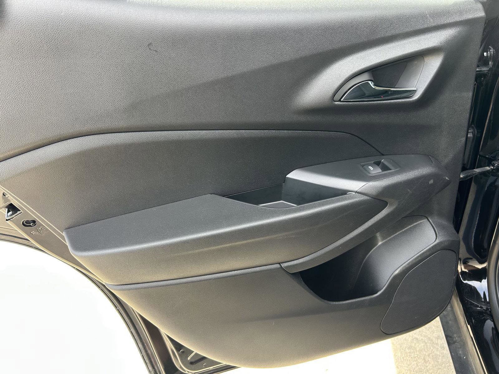 Used 2025 Chevrolet Trax LT w/ LT Convenience Package FWD image 23