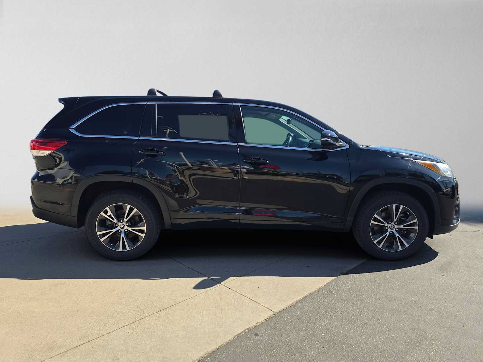 Used 2018 Toyota Highlander LE FWD image 2