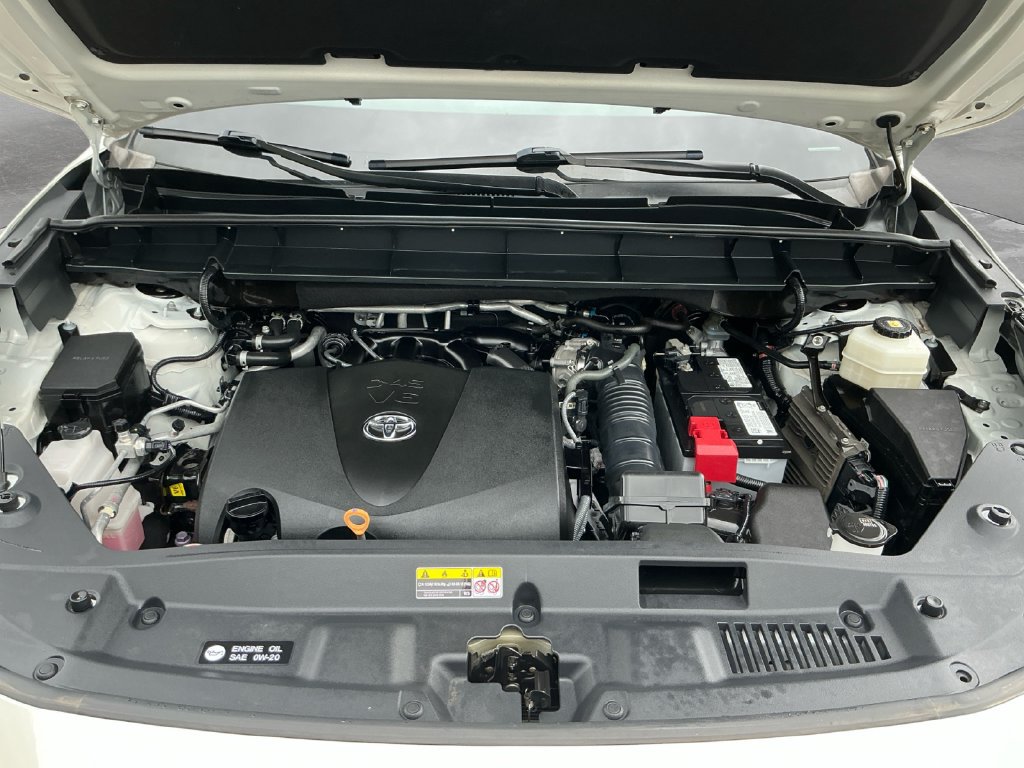 Used 2021 Toyota Highlander XLE AWD/4WD image 18