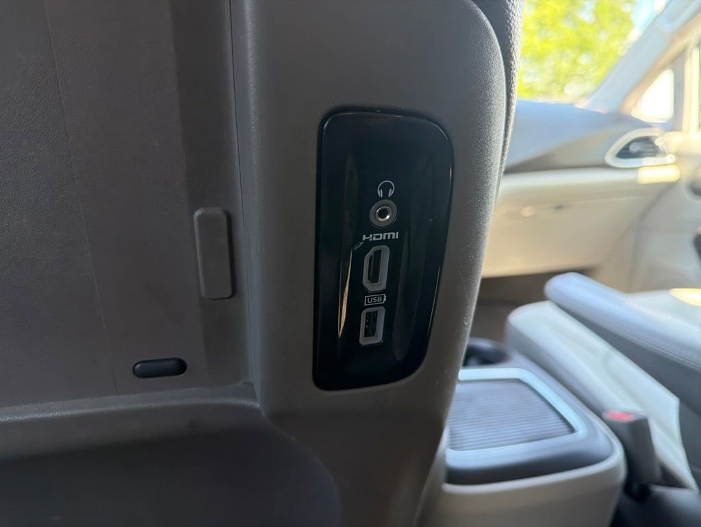 Used 2018 Chrysler Pacifica Touring-L Plus FWD image 14