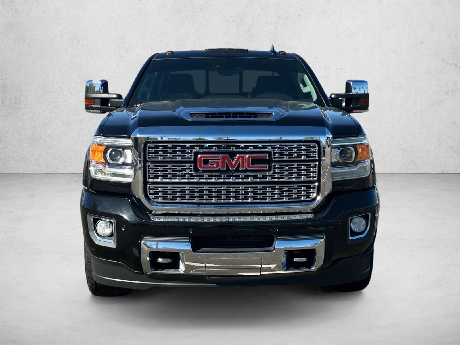 Used 2018 GMC Sierra 2500 Denali w/ Duramax Plus Package AWD/4WD image 2