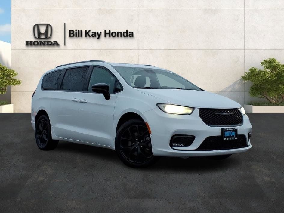 Used 2023 Chrysler Pacifica Limited w/ Uconnect Theater Family Group image 5