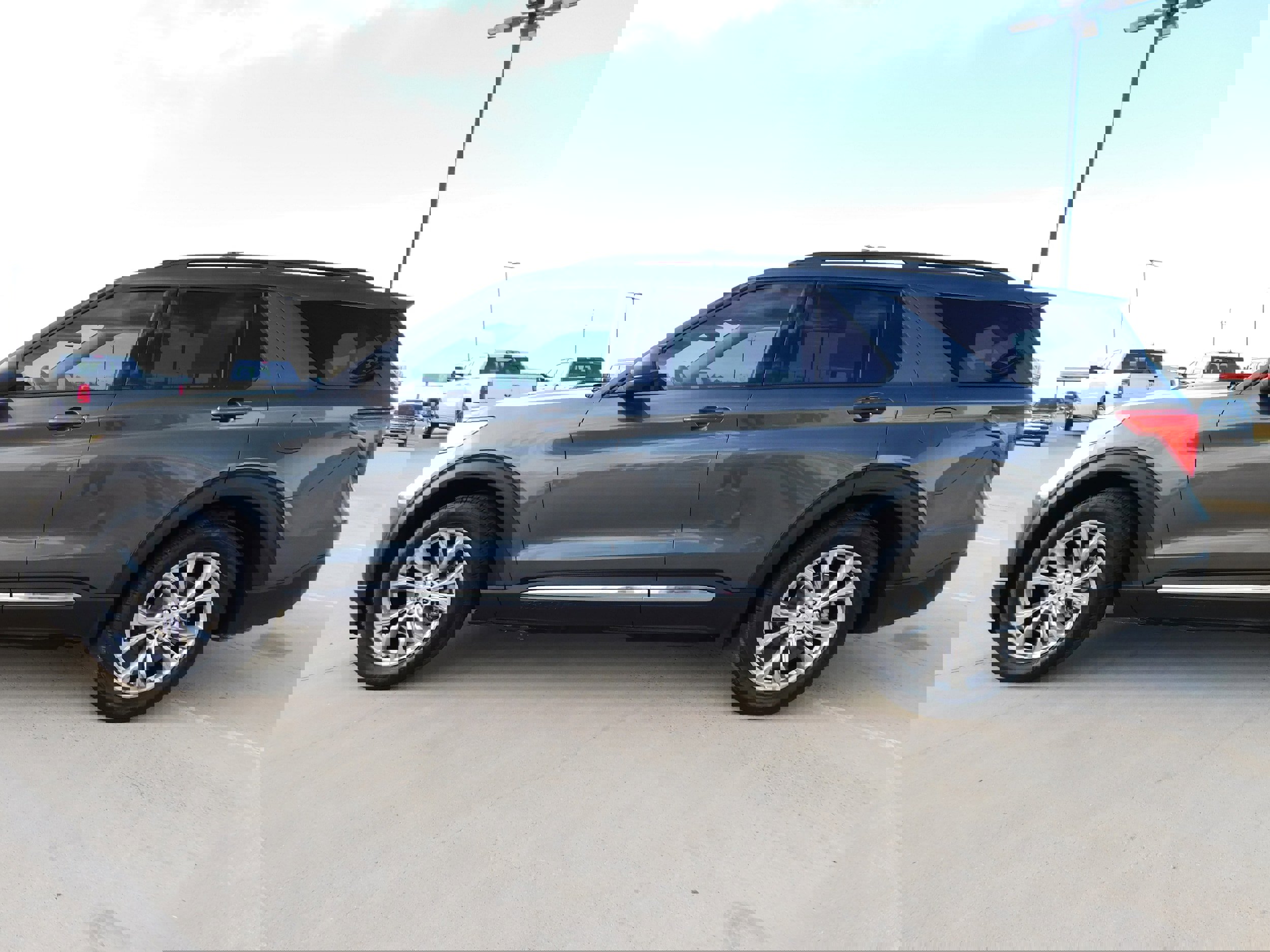 Used 2020 Ford Explorer XLT w/ Equipment Group 202A image 4