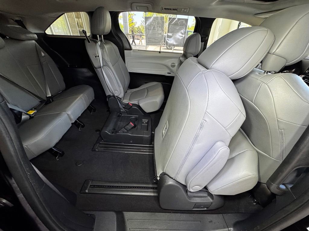 Used 2025 Toyota Sienna XLE FWD image 57