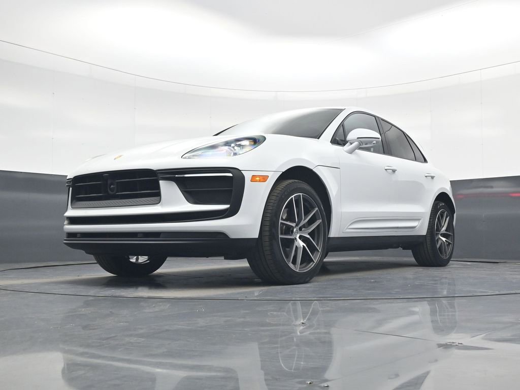 Used 2025 Porsche Macan AWD/4WD image 23