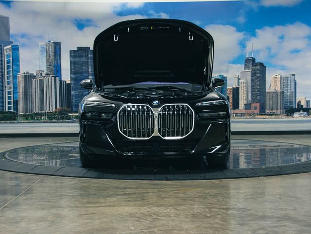 Used 2026 BMW 760i xDrive w/ Executive Package AWD/4WD image 4