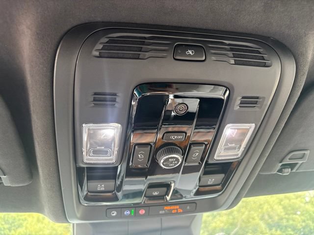 Used 2025 Cadillac Escalade Sport Platinum w/ LPO, ONYX Package AWD/4WD image 5