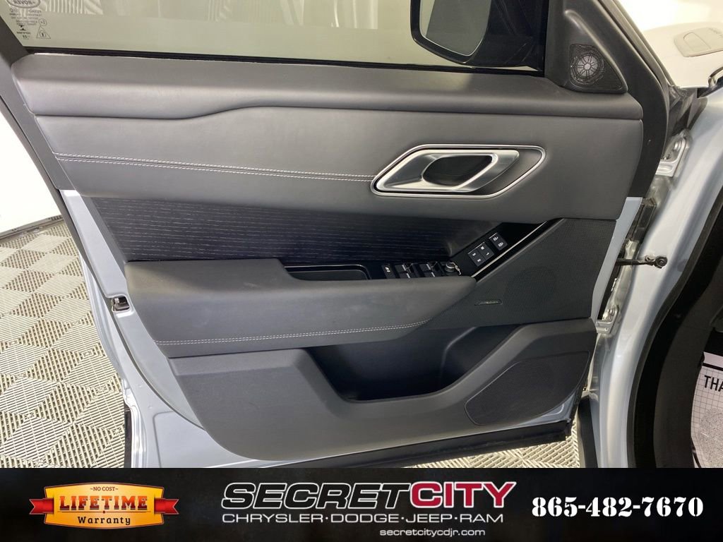 Used 2023 Land Rover Range Rover Velar R-Dynamic S image 12