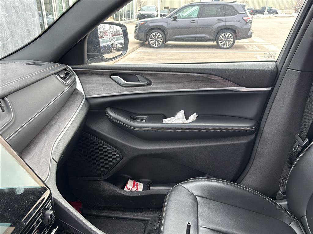 Used 2024 Jeep Grand Cherokee Limited w/ Black Appearance Package image 10