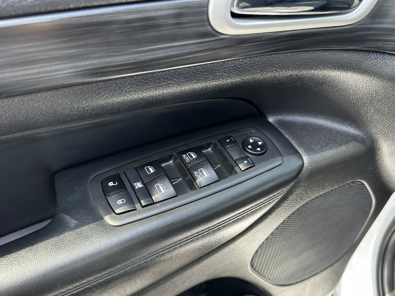 Used 2021 Jeep Grand Cherokee Laredo X AWD/4WD image 24