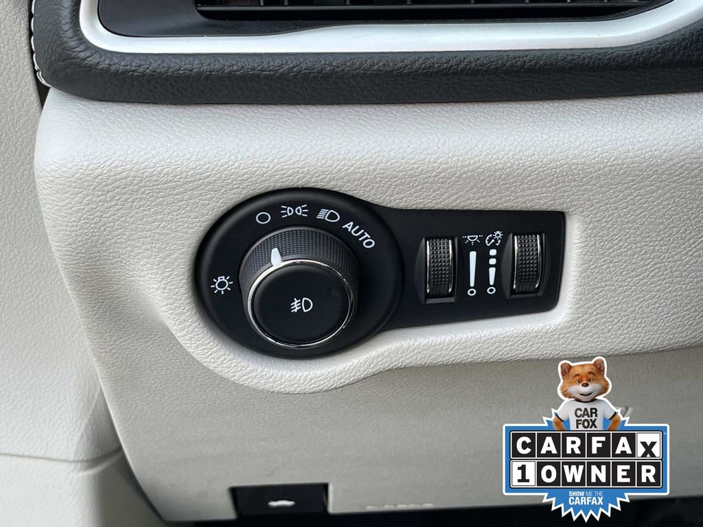 Used 2024 Chrysler Pacifica Select image 29