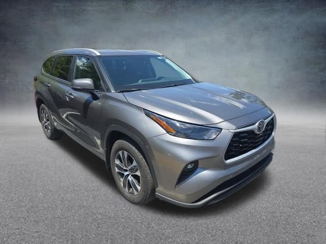 Used 2025 Toyota Highlander XLE AWD/4WD image 5