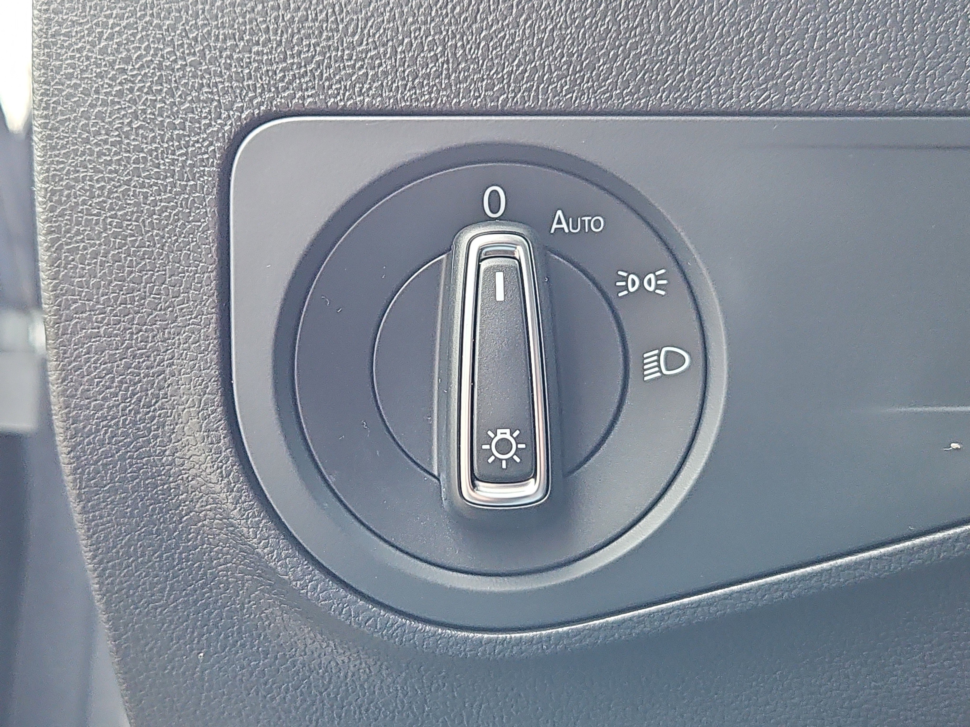 Certified 2022 Volkswagen Tiguan SE w/ Panoramic Sunroof Package image 11