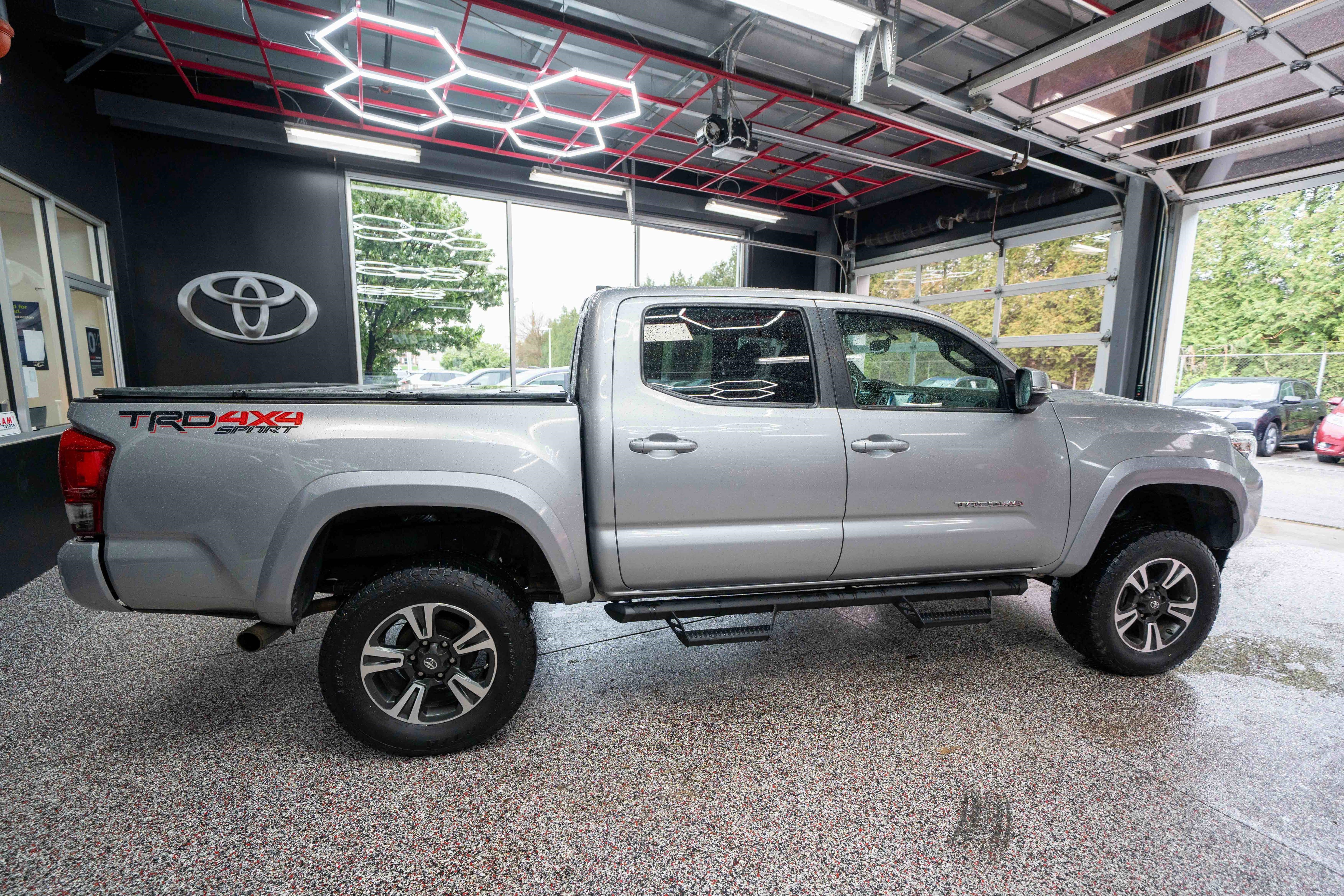Used 2017 Toyota Tacoma TRD Sport AWD/4WD image 4